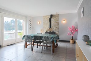 Dining - Holiday Home 'Maison Au Port De Lézardrieux' with Private Garden, Balcony and Wi-Fi (Lézardrieux)