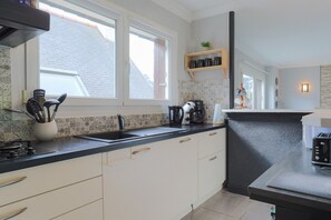 Fridge, microwave, oven, stovetop - Holiday Home 'Maison Au Port De Lézardrieux' with Private Garden, Balcony and Wi-Fi (Lézardrieux)