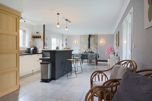 Interior - Holiday Home 'Maison Au Port De Lézardrieux' with Private Garden, Balcony and Wi-Fi (Lézardrieux)