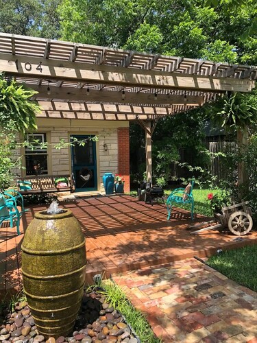 Charming bungalow near downtown Round Rock! High speed Wi-Fi!