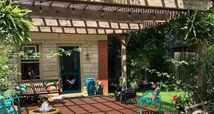 Charming bungalow near downtown Round Rock! High speed Wi-Fi!