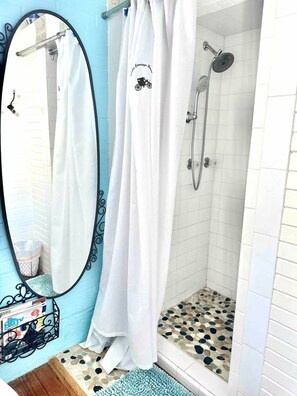 Shower, towels, soap, toilet paper - Charming bungalow near downtown Round Rock! High speed Wi-Fi! (Round Rock)