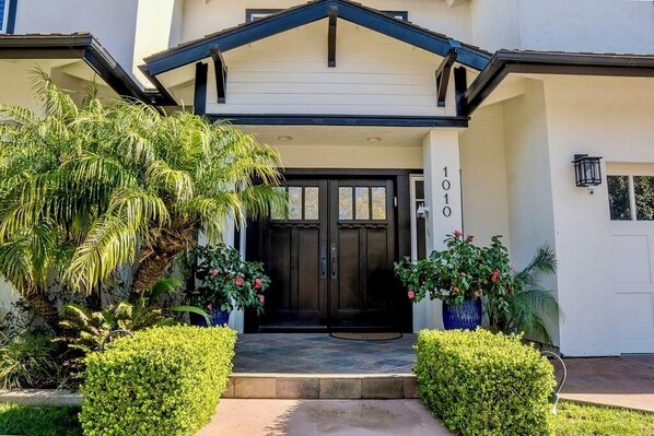Exterior detail - Elegant Santa Barbara Retreat – 4BR Oasis w/ Pool, Library & Outdoor Haven (Santa Barbara)