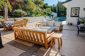 Outdoor dining - Elegant Santa Barbara Retreat – 4BR Oasis w/ Pool, Library & Outdoor Haven (Santa Barbara)