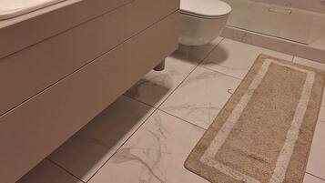 Haartrockner, HandtĂŒcher, Seife, Toilettenpapier