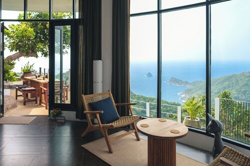 Högt belägen villa med privat pool och fantastisk utsikt.