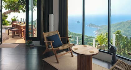 Högt belägen villa med privat pool och fantastisk utsikt.