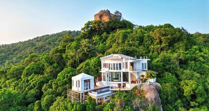 Högt belägen villa med privat pool och fantastisk utsikt.