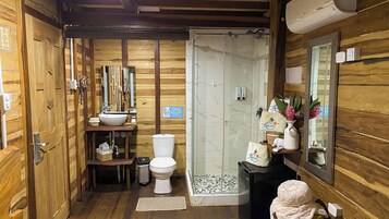 Chambre Double Deluxe, vue colline | Salle de bain | Douche, serviettes fournies, savon, shampoing