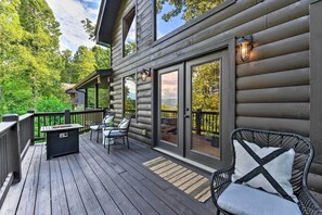 Terrace/patio - Scenic Mountain Retreat I Breathtaking Views & Cozy Comfort (Bryson City)