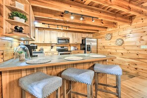 Fridge, microwave, oven, stovetop - Scenic Mountain Retreat I Breathtaking Views & Cozy Comfort (Bryson City)