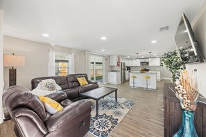 Living area - Comfy Kid & Pet friendly Southern Style home (Tampa)