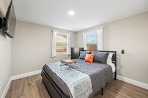 3 bedrooms, iron/ironing board, WiFi, bed sheets - Comfy Kid & Pet friendly Southern Style home (Tampa)