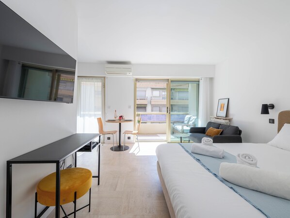 Silitysrauta/-lauta, Wi-Fi, vuodevaatteet