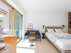 Silitysrauta/-lauta, Wi-Fi, vuodevaatteet