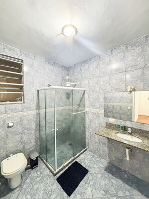 Dusj, håndklær, såpe og toalettpapir