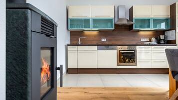 Kühlschrank, Ofen, Geschirrspüler, Kochgeschirr/Geschirr/Besteck