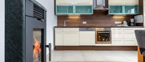 Fridge, oven, dishwasher, cookware/dishes/utensils