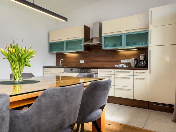 Fridge, oven, dishwasher, cookware/dishes/utensils