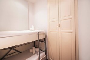 2 slaapkamers, een strijkplank/strijkijzer, internet, beddengoed