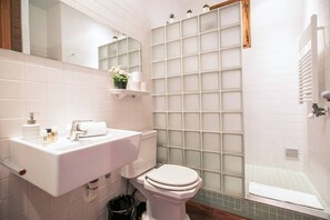 Een haardroger, handdoeken