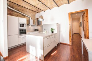 Kühlschrank, Mikrowelle, Ofen, Geschirrspüler