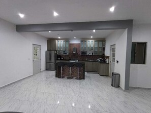 Fridge, oven, stovetop, coffee/tea maker