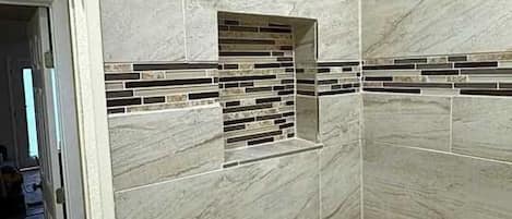 Haartrockner, Handtücher, Seife, Shampoo