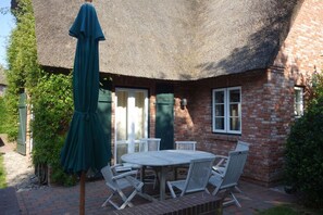 Outdoor dining - Eulenluke - Owl hatch in Borgsum - your vacation home to feel good in (Borgsum)