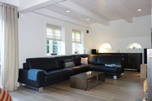 Televisie, een open haard, een dvd-speler en een stereo