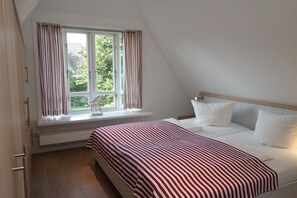 4 sovrum, värdeförvaringsskåp på rummet och skrivbord