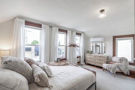 1 bedroom, desk, iron/ironing board, free WiFi. The Poppy seed Inn -The Anna Suite