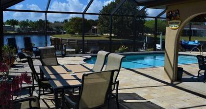 Welcome to Casita Canal! Fabulous studio apartment on a canal with a pool.