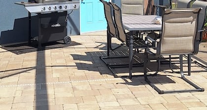 Welcome to Casita Canal! Fabulous studio apartment on a canal with a pool.