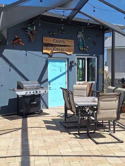 Welcome to Casita Canal! Fabulous studio apartment on a canal with a pool.