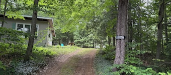 Charming private cottage in Sanbornton with beach access to Lake Winnisquam.