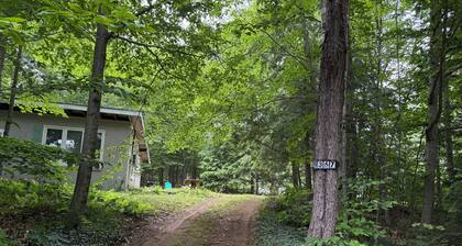 Charming private cottage in Sanbornton with beach access to Lake Winnisquam.