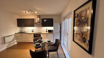 Geladeira, micro-ondas, fogão, cooktop