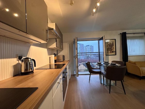 Geladeira, micro-ondas, fogão, cooktop