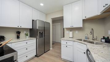 Refrigerador, microondas, parrilla de estufa y lavavajillas