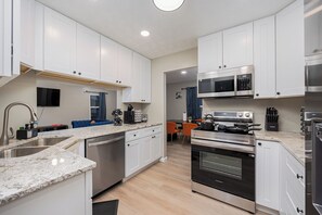 Refrigerador, microondas, parrilla de estufa y lavavajillas 