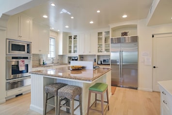 Incredible spacious kitchen with center island with extra seating