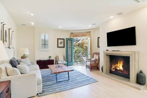 Smart TV, chimenea y libros 