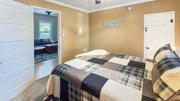 3 slaapkamers, een bureau, een strijkplank/strijkijzer, reisbedje