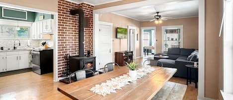 Smart-TV, Kamin, DVD-Player, Tischfußball