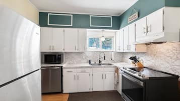 Een koelkast, een magnetron, een oven, een kookplaat