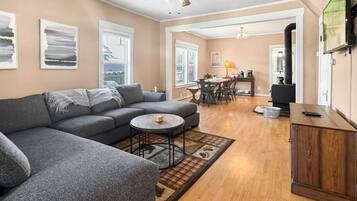 TV connectée, cheminée, lecteur de DVD, baby-foot