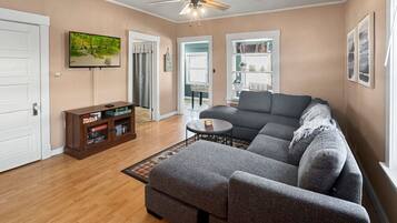 Een smart-tv, een open haard, een dvd-speler en tafelvoetbal