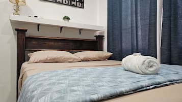 2 quartos, escrivaninha, ferros/tábuas de passar roupa