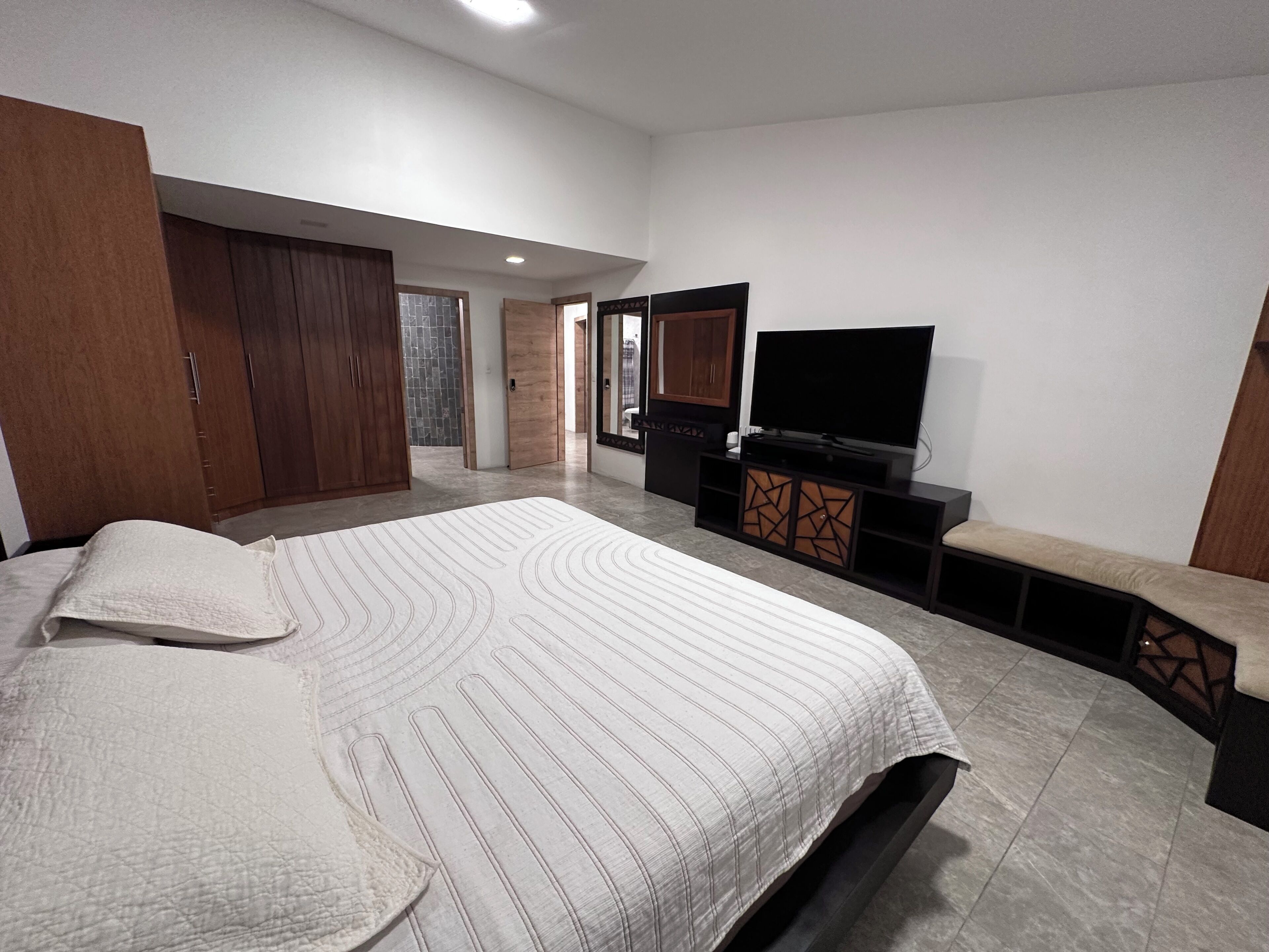 3 habitaciones, tabla de planchar con plancha, wifi y ropa de cama 